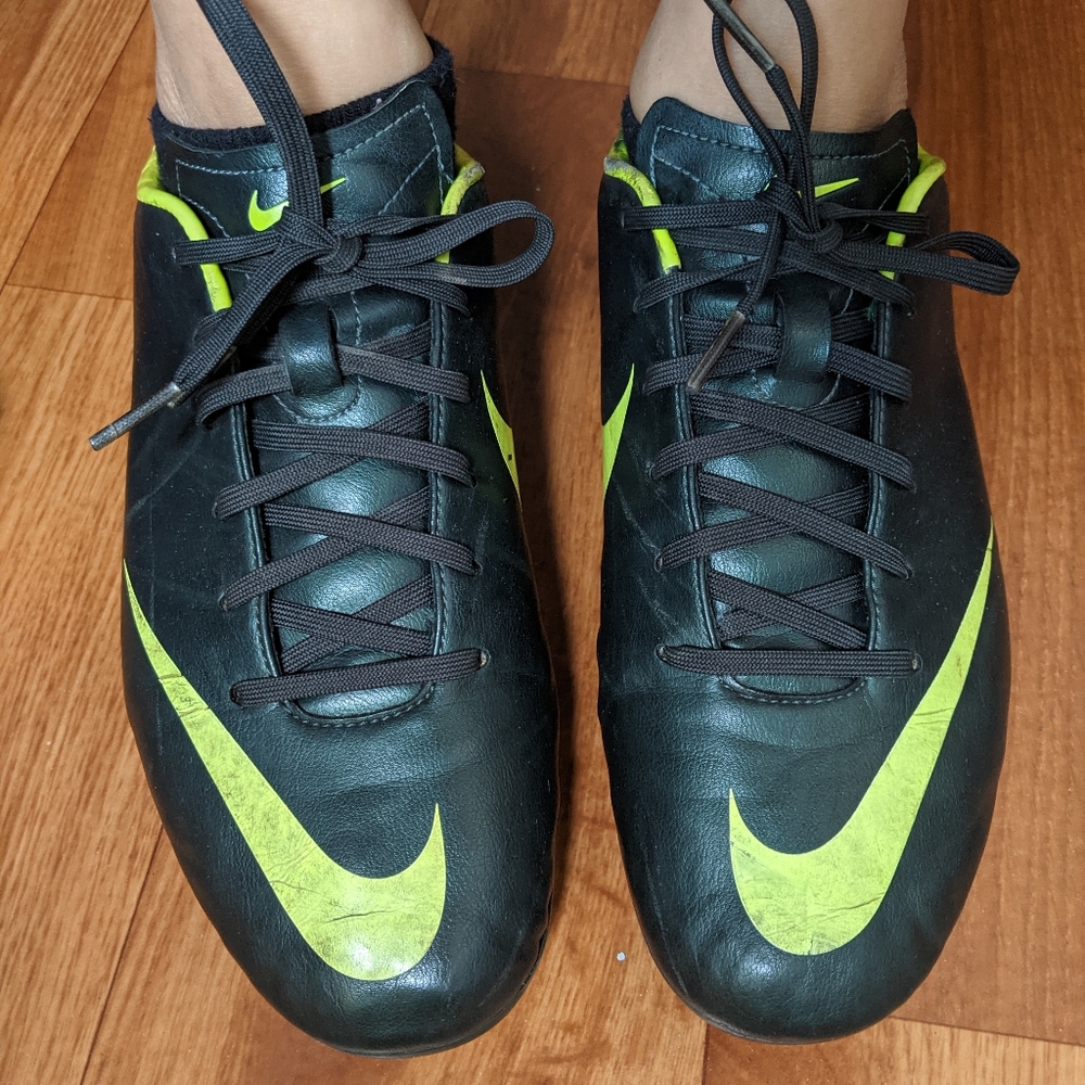 NIKE Soccer Cleats - Picture 7 of 7